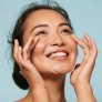 ragazza sorridente mentre usa gel detergente crema Akne Off Ayame Cosmetics